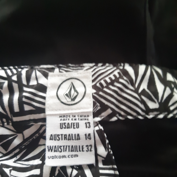 Volcom Women's short Size 13 - Picture 8 of 13